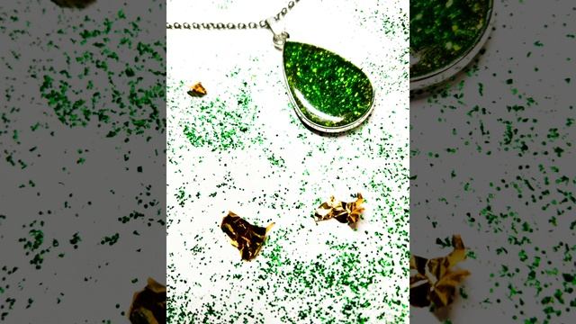 Кулон из эпоксидной смолы 