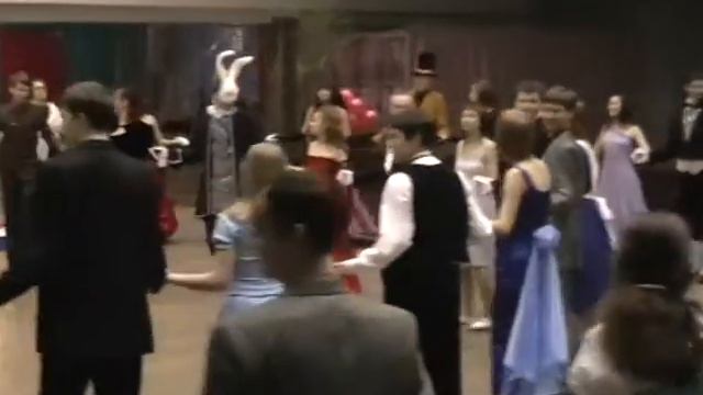 17 Сон Алисы: Бал в Стране Чудес (2010) - Гороховый бранль