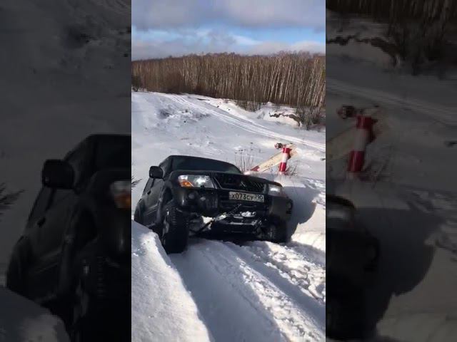 Паджеро 3 заехал в крутую горку