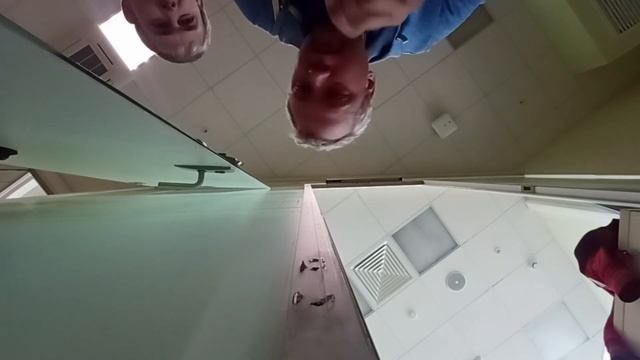 Меняем необычные петли на стеклянной двери а ещё восстанавливаем оторванный электропривод Varia Gez