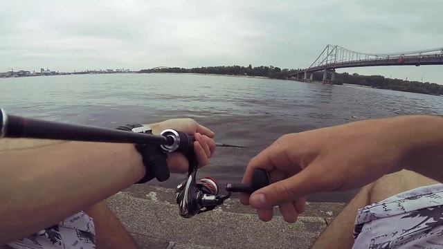 Рыбалка на НАБЕРЕЖНОЙ Киева. Ловля хищника ЛЕТОМ с берега. ХОРОШИЙ КЛЁВ в центре города.