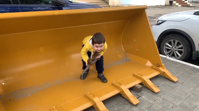Ваня в ковше экскаватора. На стройбазе