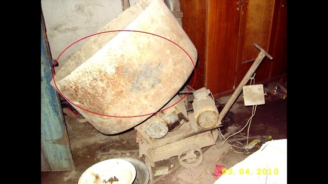 Самодельная бетономешалка для приготовления раствора.