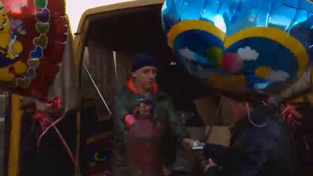 Как надувают сердечки. Воронеж 7 марта 2014г.