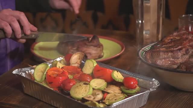 Попробуй! Свиные стейки и запеченные овощи гриль