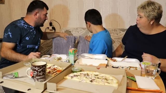 Мукбанг Заказали пиццу и роллы