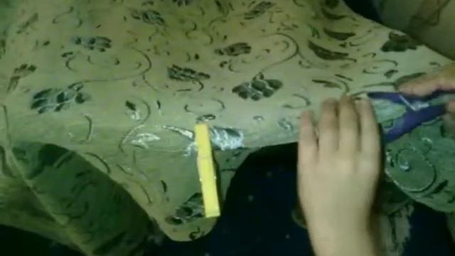 Строем домик из ткани.