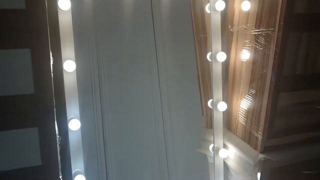 Зеркало с подсветкой для макияжа. Глянцевая рама для зеркала.