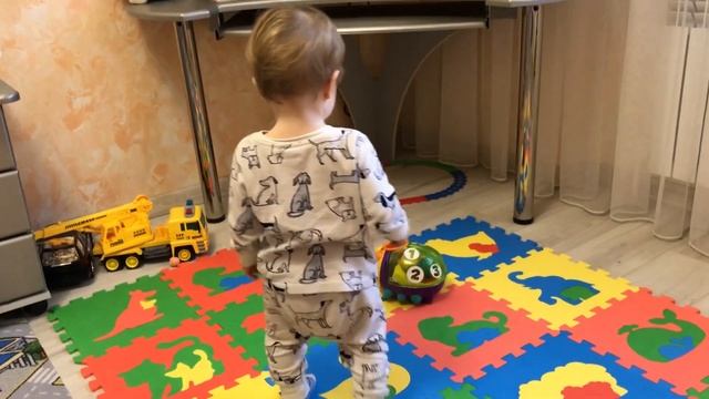 Малыш играет в шарики и развивающие игры