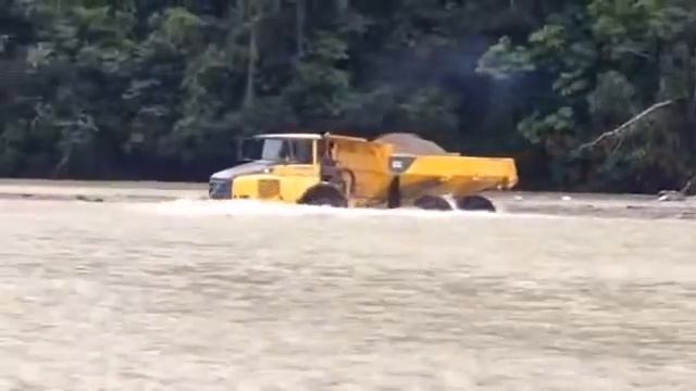 Volvo A35F En Acarreo Cruzando Río Ecuador