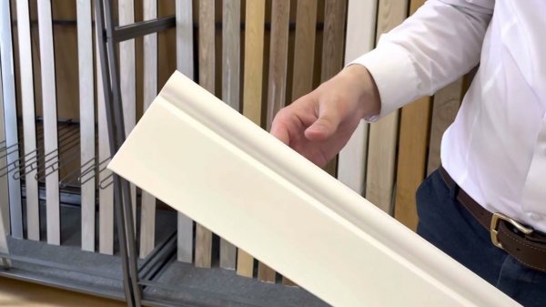 Плинтус из полистирола высокой плотности  HI WOOD B97 97мм х 15мм х 2,0м.