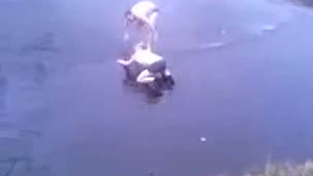 неудачно пригнул 