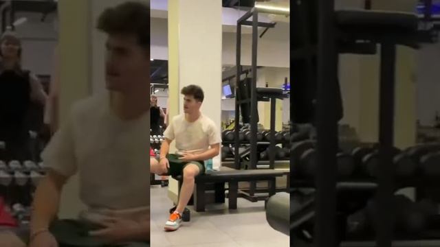 Симпатичный парень спалил меня