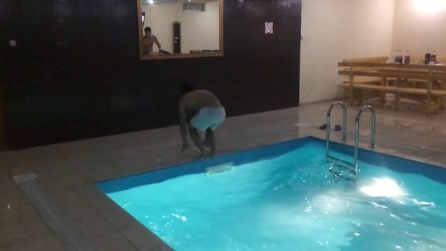 сальто в бассейн