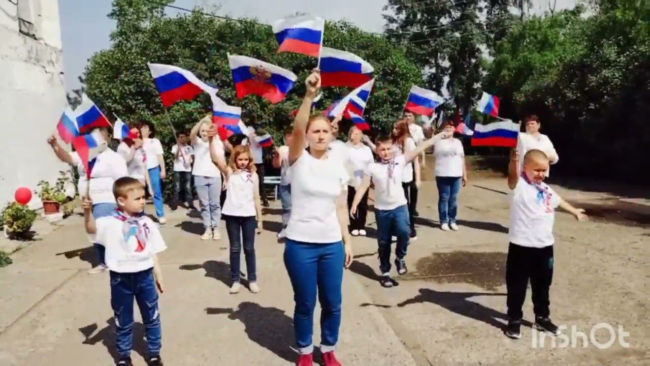 Танцевальный флешмоб ко Дню России