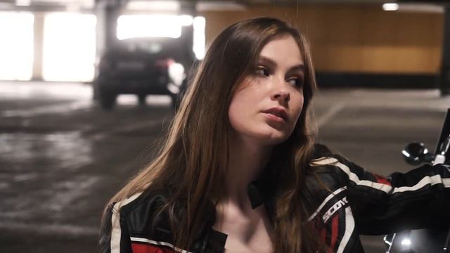 Круизер ZONGSHEN RA-1 и девушка.