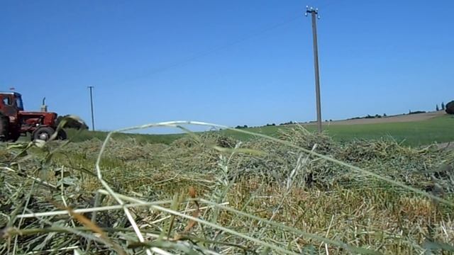 Заготівля сіна. Перевертаємо, згрібаємо, тюкуємо. Т-40АМ граблі сонечко і Claas Markant 40.