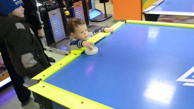 Учу деда играть в аэрохоккей