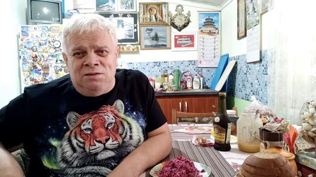 Девиз Иваныча: Ты лучше голодай чем что попало есть. И лучше будь один чем вместе с кем попало.
