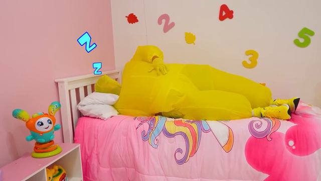 Куб с воздушными шариками и другие веселые челленджи для детей с Крисом и мамой