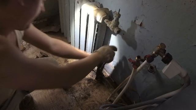 Победили советские ЧУГУННЫЕ радиаторы! Ремонт дома в деревне продолжается.