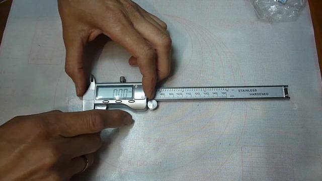 Электронный штангенциркуль из нержавеющей стали.