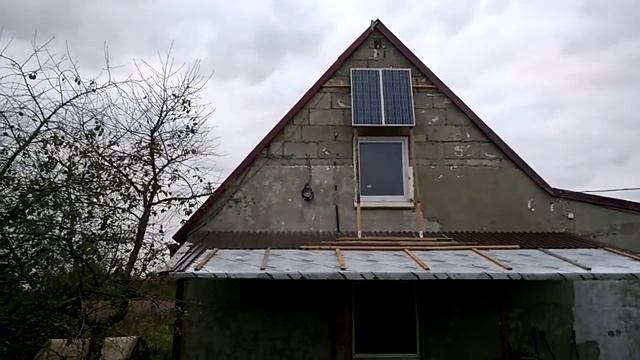 Начал ставить на навес солнечные батареи
