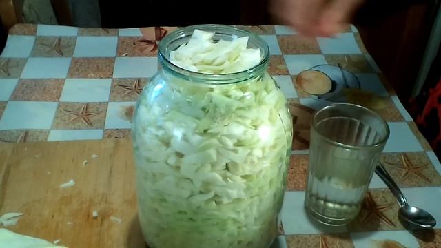 Капуста квашеная в банке с медом и хреном. суфикс