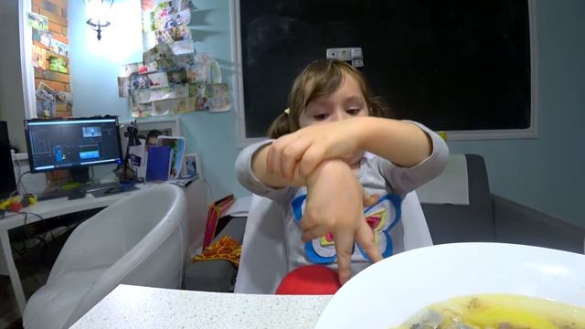 Дочь поем песню. Сочинила сама )