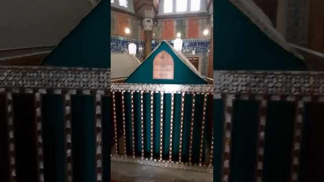 Сулейман хан мен Михримах екеуінің қабірлері қатар жатыр.Сулеймание мешіті Стамбул,Турция