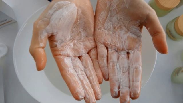 Ullex Probiotics Пенка увлажняющая. Нанесение на кожу.