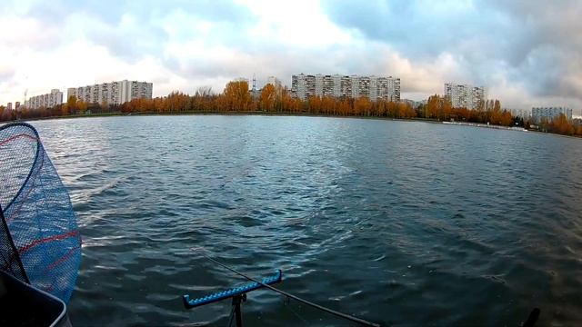 Рыбалка в Братеево  Осенний фидер  Ураганный ветер клев леща и плотвы. Каскадный парк