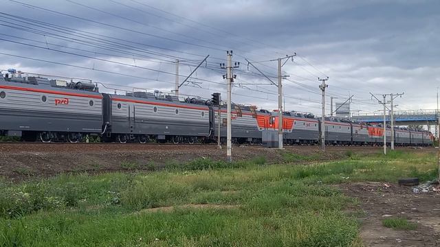 2ЭС6-289 следует по перегону Омск-Московка со сплоткой электровозов 3ЭС5К и 4ЭС5К.
