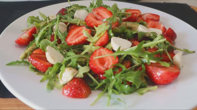 Салат с клубникой 🍓, рукколой, авокадо 🥑 и моцареллой