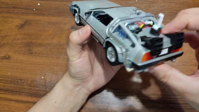 Модель Делореан из Назад в будущее