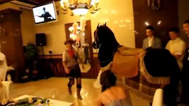 конь красавчик на свадьбе 4x3