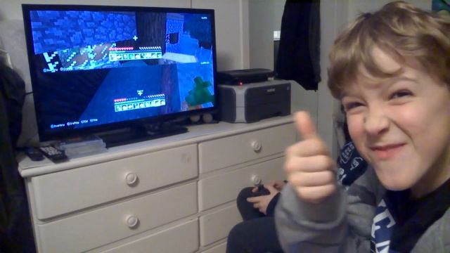 Летсплей с другом в Майнкрафт Выживание на PS3 | Друг впервые играет на приставке | Ильюхан ヅ