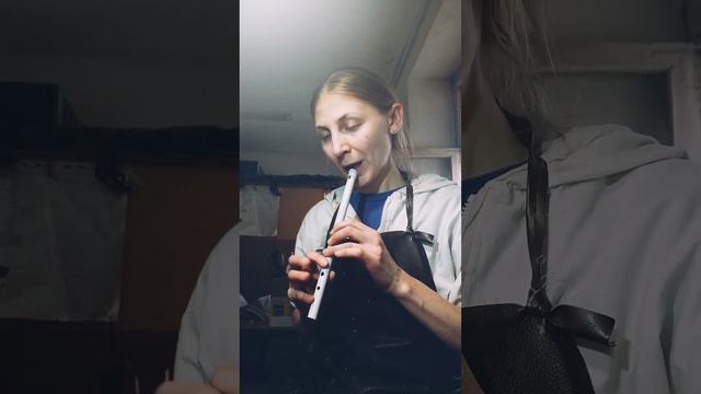 Муж наждачкой шлифует ложку на фоне свирели / Как совпало