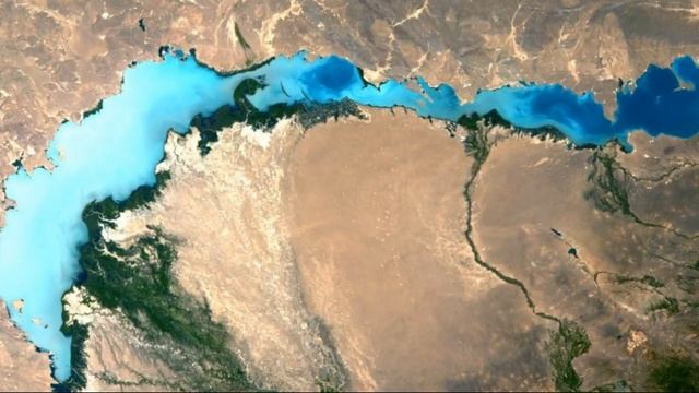 Уникальное озеро Балхаш в Казахстане, пресная вода не смешивается с солёной