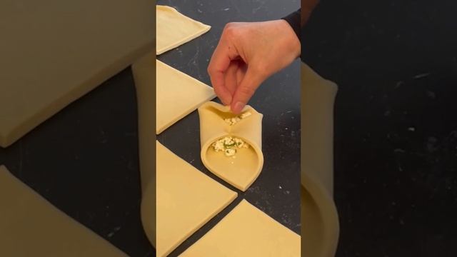 Беру слоёное тесто и творог вкусняшка за пару минут готова приятного аппетита :-)