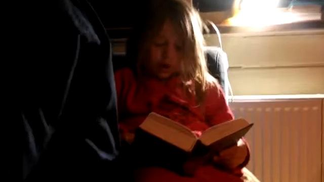 Девочка читает Евангелие