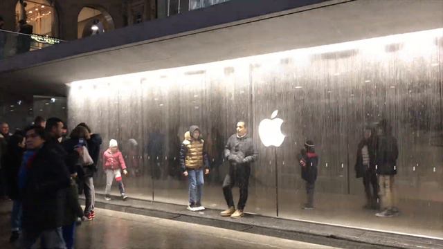 Выйти сухим из воды! Очень необычная витрина из стены воды! Apple Store, Milano, Piazza Del Liberty