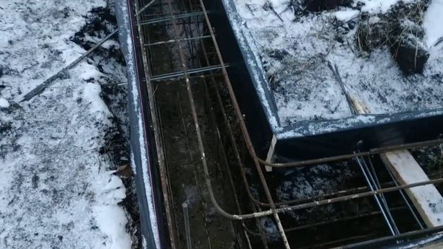 Зимнее бетонирование ленточного фундамента (этап монтажа опалубки,армирование)