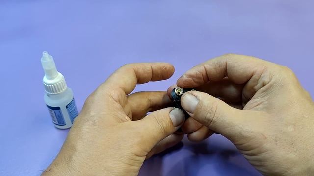 УЗНАВ этот СЕКРЕТ ты больше НИКОГДА НЕ ВЫБРОСИШЬ старую БАТАРЕЙКУ ! Блестящая и ПОЛЕЗНАЯ  ИДЕЯ!