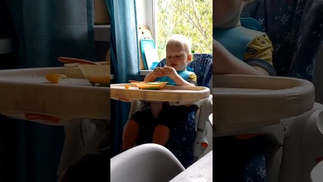 Сам ест суп с хлебом. 1.3 года.