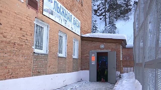 На катке продолжаются работы по заливке льда