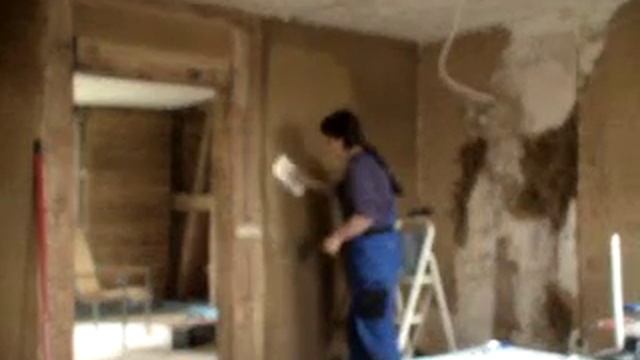 Verreiben Des Lehmputzes In Der Küche