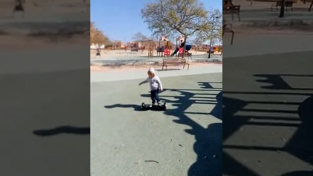 В ТРИ ГОДА МАЛЬЧИК ОСВОИЛ ГИРОСКУТЕР