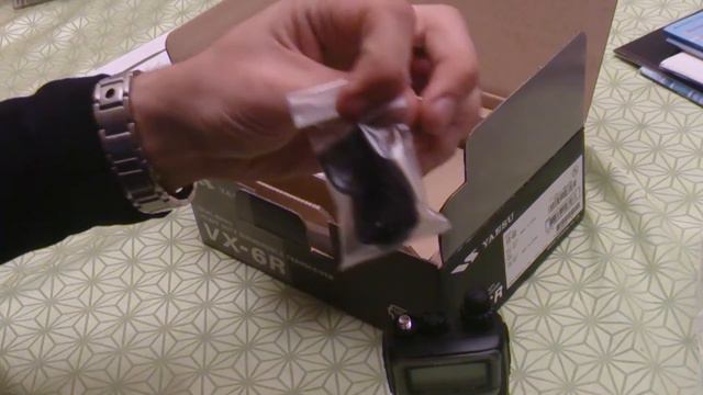 Unboxing Transceiver Yaesu VX-6R (rus)