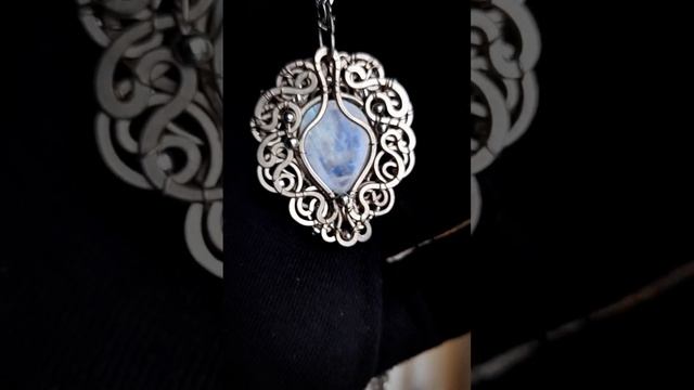 Кулон с лунным камнем адуляр 